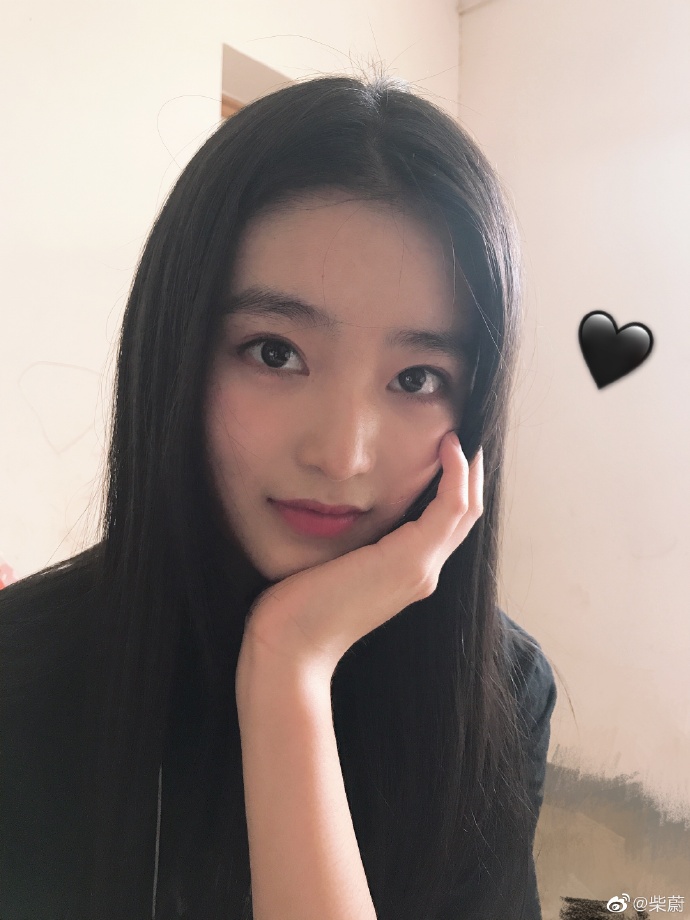 柴蔚感恩节晒自拍野生眉抢镜 网友:你的眉毛分我一半?__凤凰网