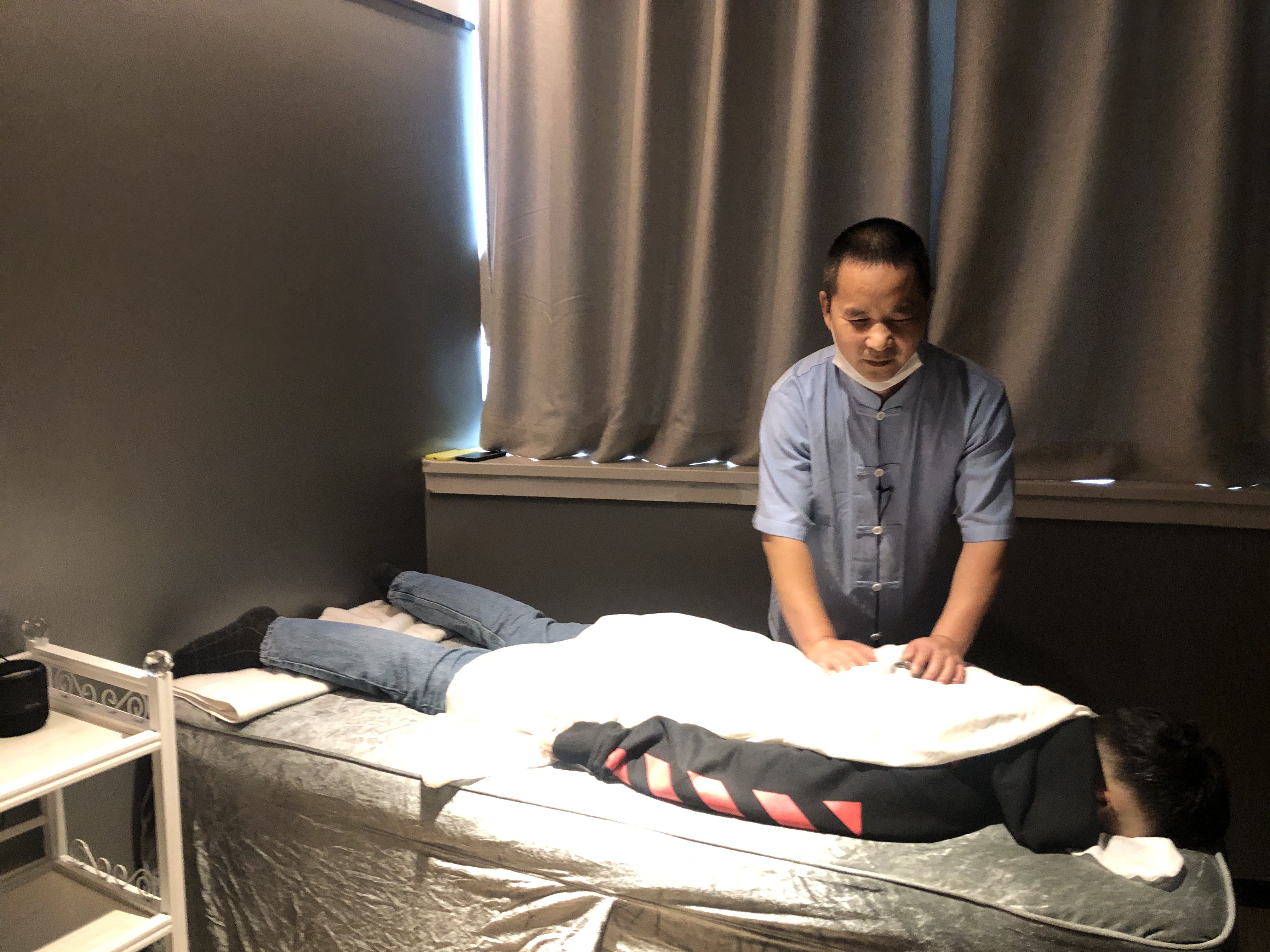 ai让盲人按摩师工作更便利ai助盲行动亮相上海