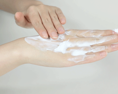 将维e和护手霜在手心搅拌开之后涂在手上,可以重点涂抹手上觉得干的