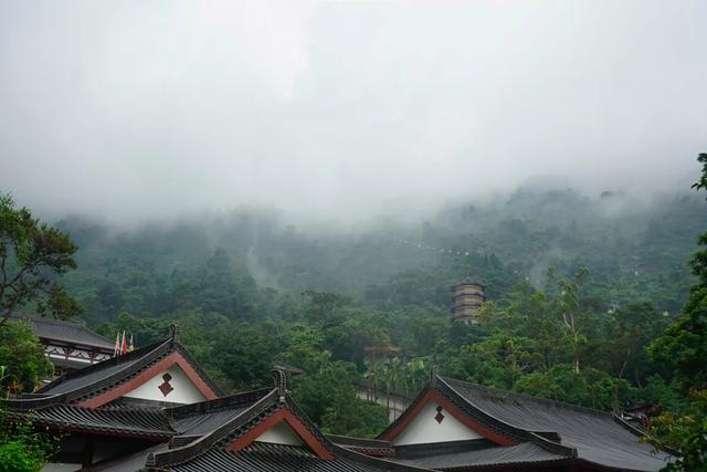 在愛情的國度裡 愛 不分年齡 情 不論國籍 每個人都會擁有 山水相依的