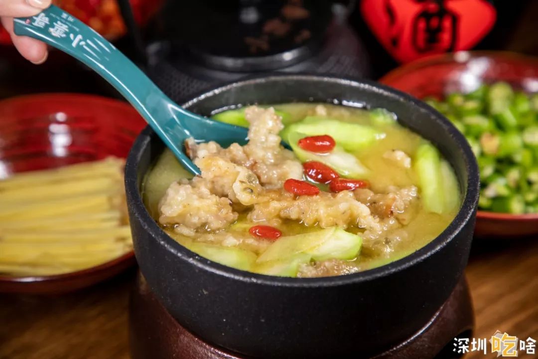 鱼在嘴里还会跳!福田这家川菜馆够"吓人"