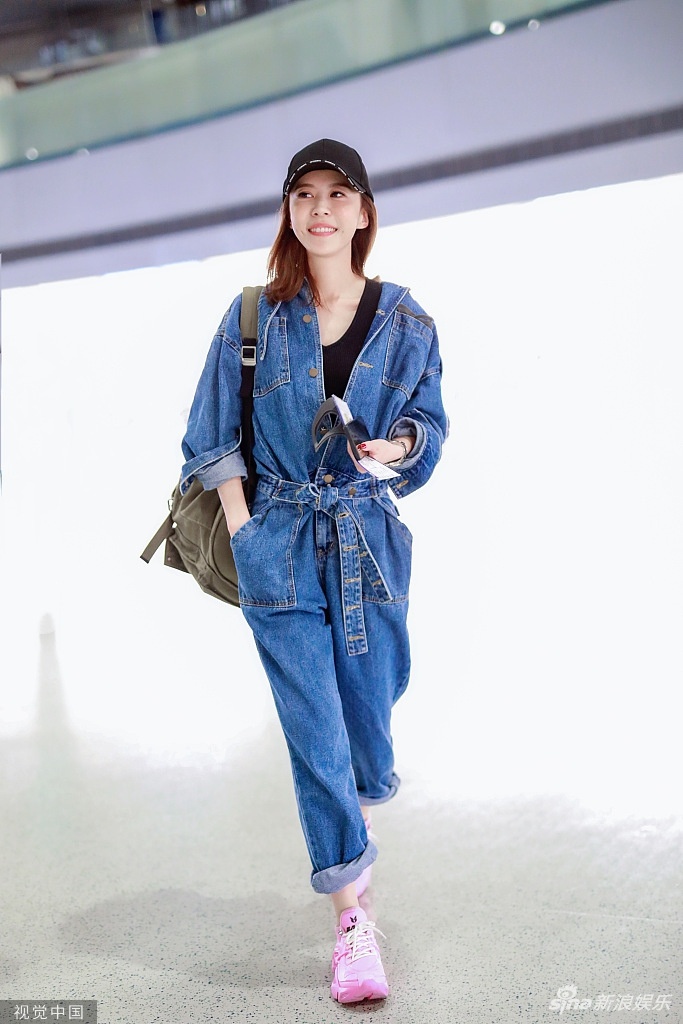 10月16日,上海,李金铭现身机场.