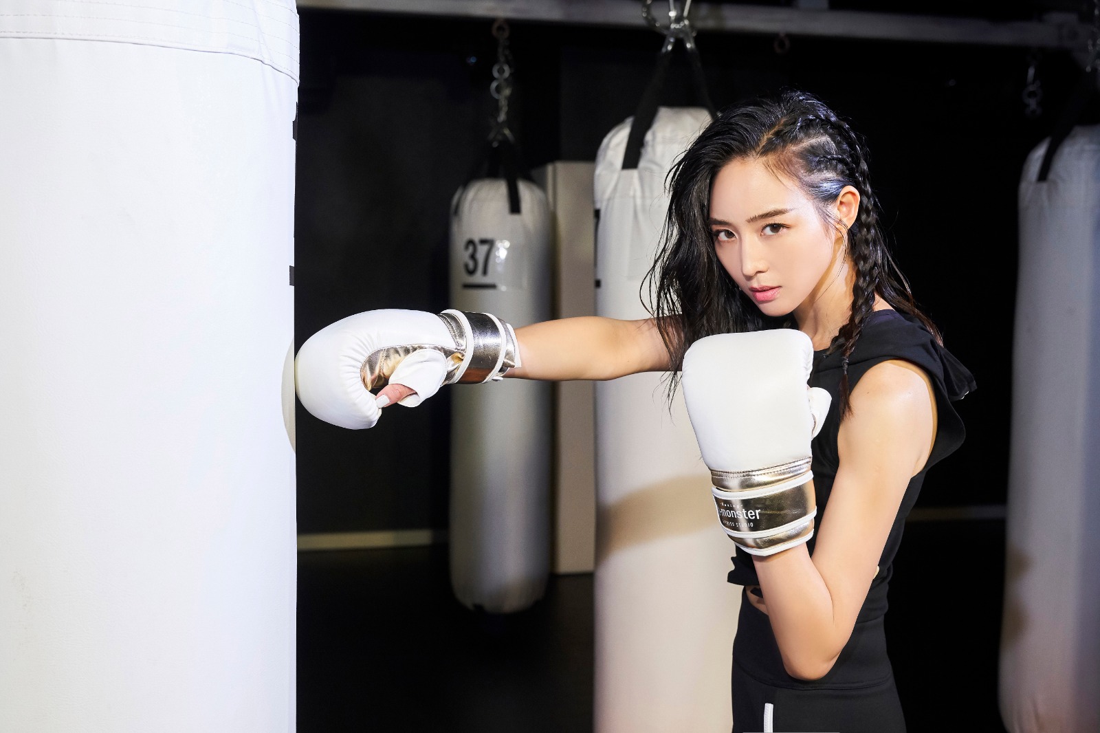 张钧甯拳击脏辫个性酷飒活力性感气场全开