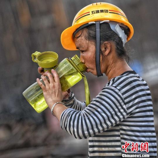 高溫作業下的建築女工人幹活是鐵人回家是母親