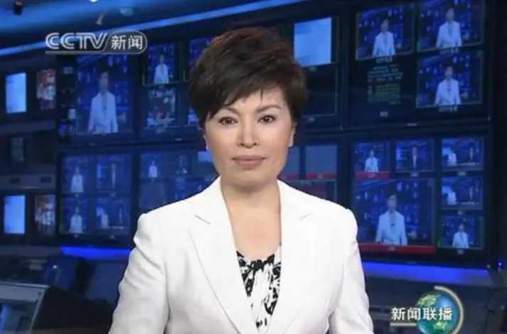 央视主持人李瑞英近照脸部僵硬认不出眉毛亮了