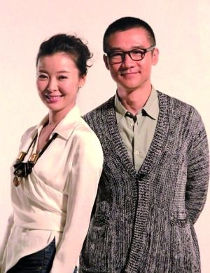 47岁柯蓝近照曝光双手扶腰疑有孕黄志忠贴身陪伴显恩爱