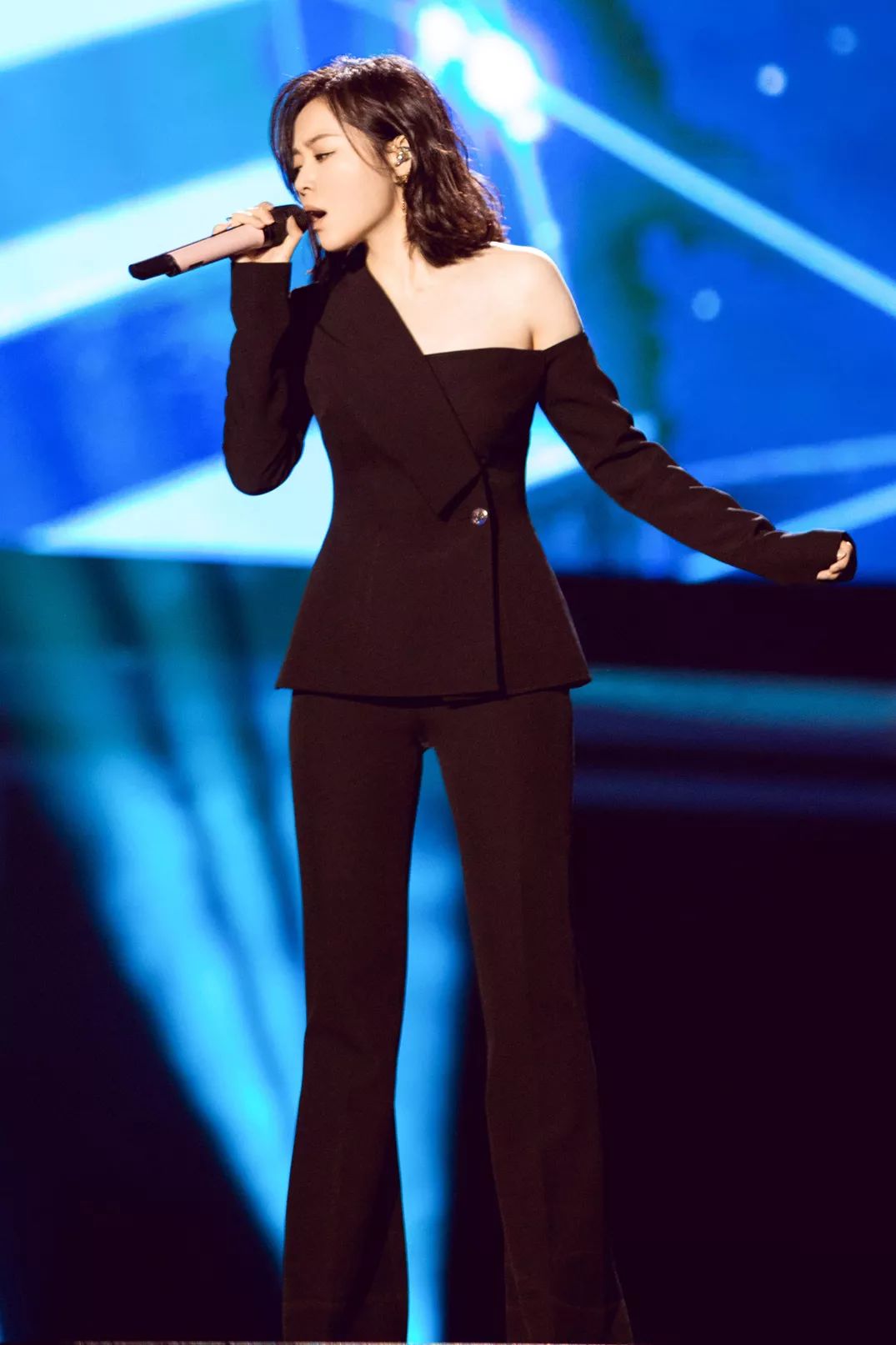 张靓颖这次惊艳穿斜肩西服配及肩发大气优雅美的让人刮目相看