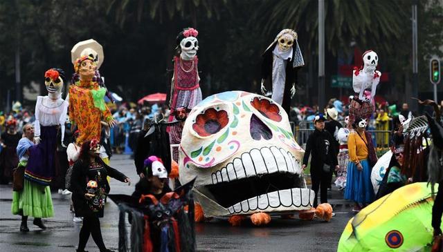 墨西哥城举行亡灵节游行