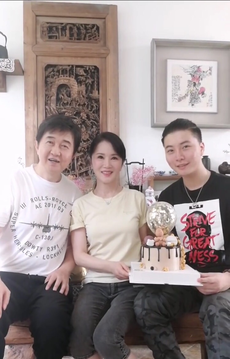 付笛生一家近照罕见同框，51岁任静超冻龄，与帅气儿子似姐弟_凤凰网