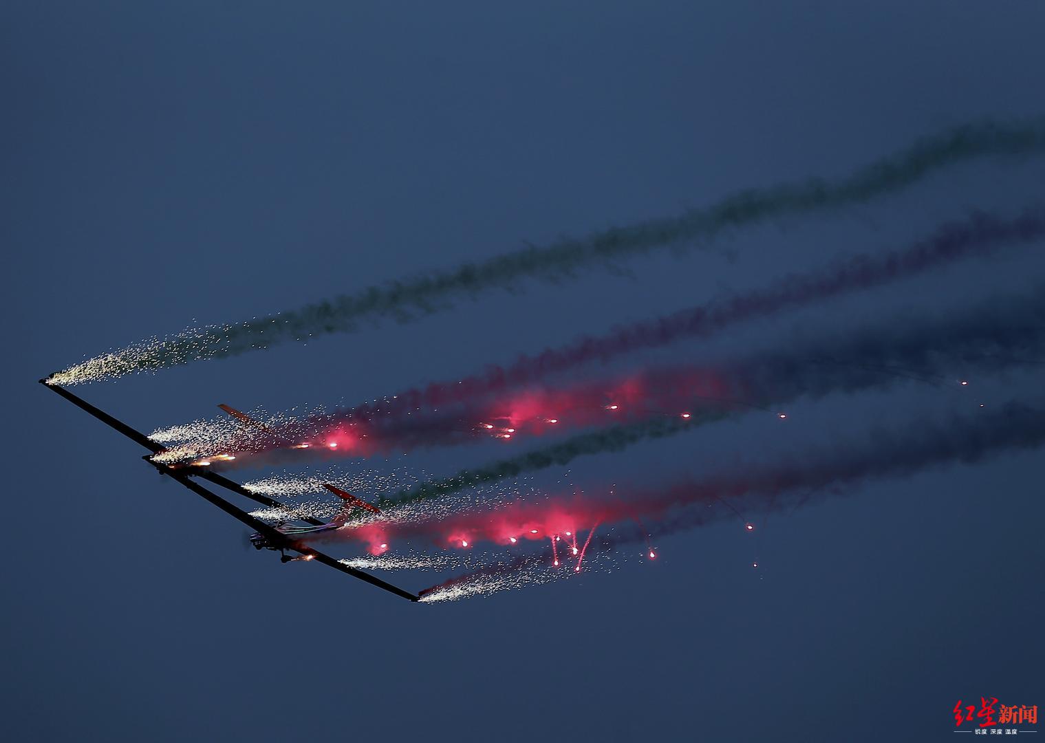 图集酷炫带你一睹特技飞机划破长空快来大饱眼福