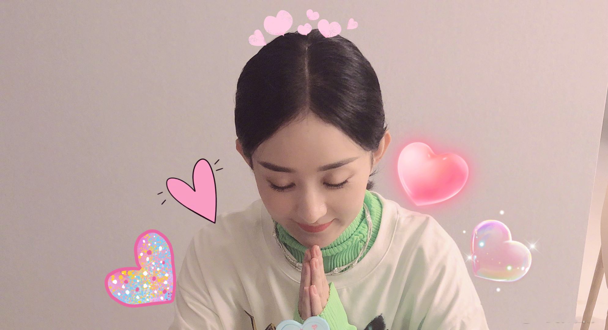 十分可爱,只见她低头闭眼,做出许愿的姿势