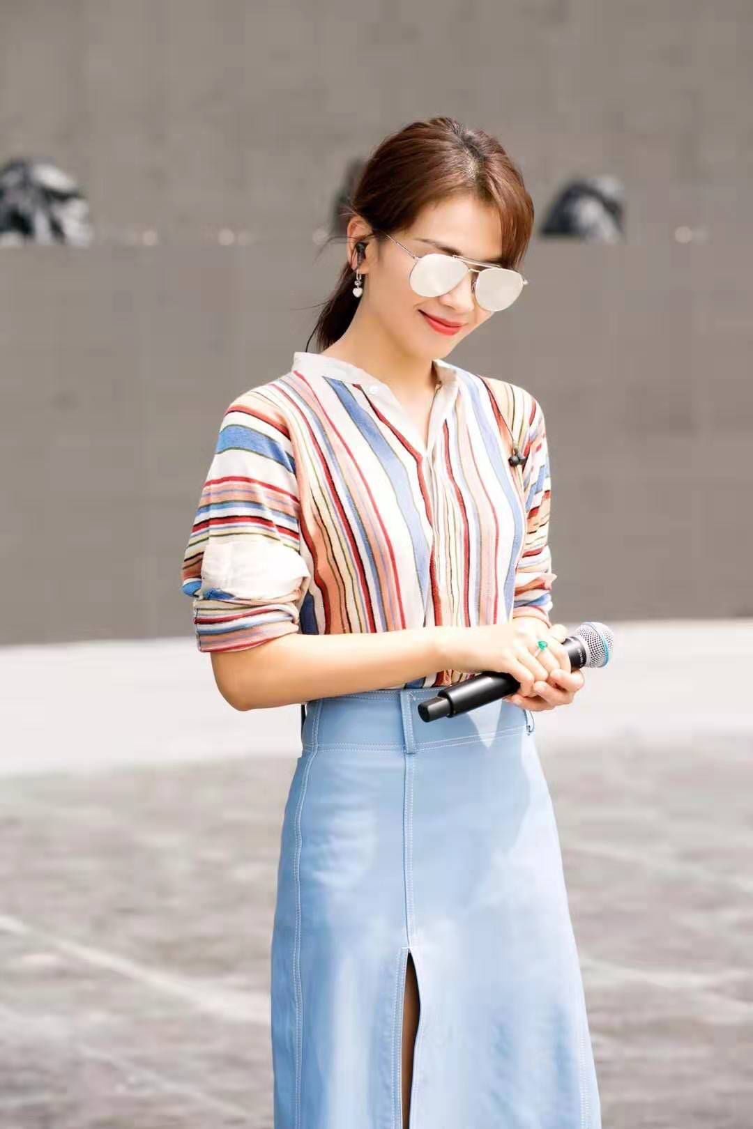 刘涛身着开叉裙干练十足大方又不失性感这比18岁女孩还好看