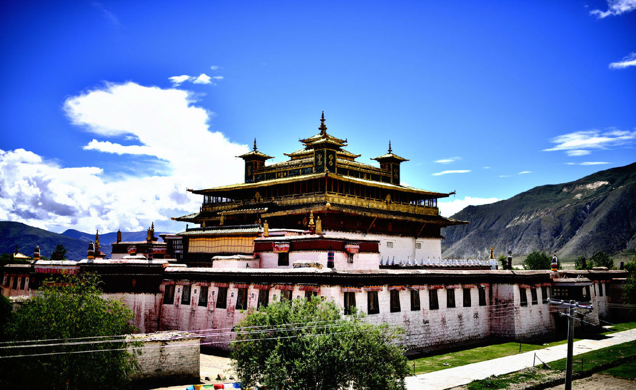 桑耶寺:位于山南扎囊县雅鲁藏布江北岸的扎玛山麓,号称西藏第一座寺庙