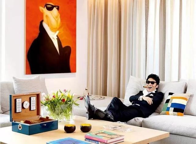 如同一个艺术馆,放置了很多的名画 就如同客厅里这副是周铁海的成名作