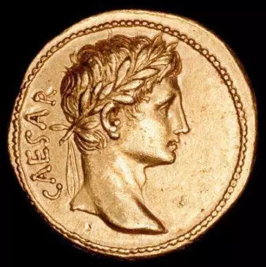 在硬币上刻像,便是其中一项措施 自从凯撒大帝 开创了活人硬币头像