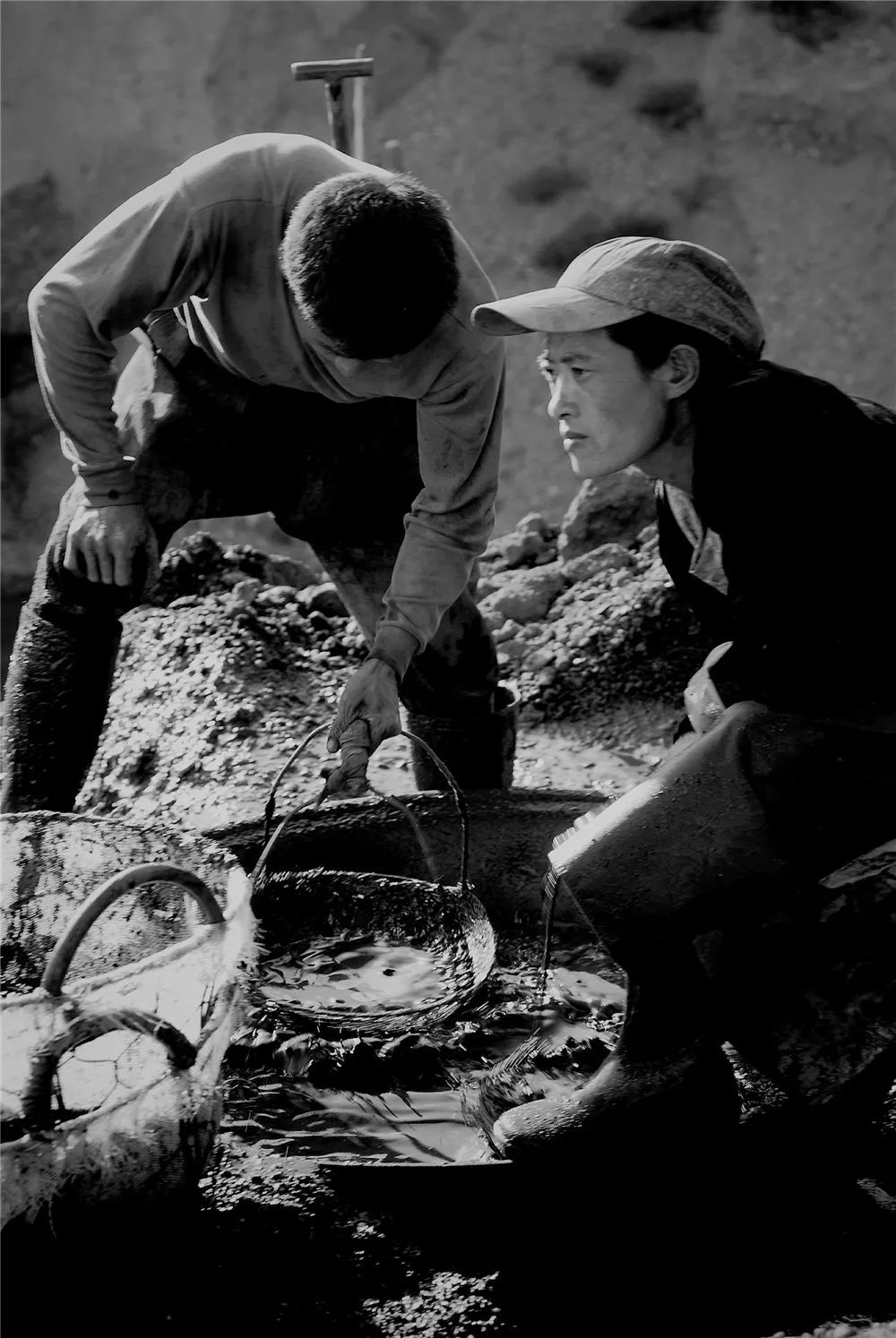 陈韶华摄影作品赏析 ·《洗煤的人》__凤凰网