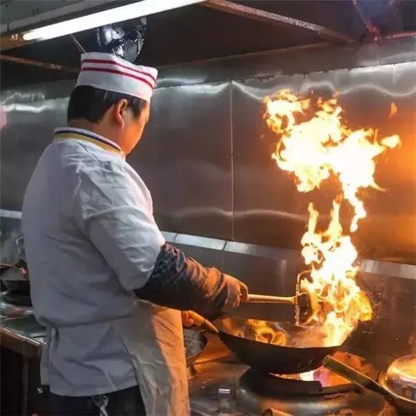 你知道为什么饭店大厨炒菜都喜欢用炒勺来操作