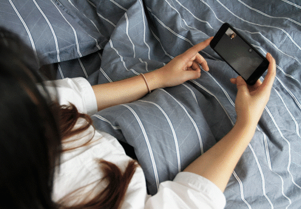 然而……最幸福的事情,莫过于宅在家里,坐在沙发上,捧着手机,舔屏看