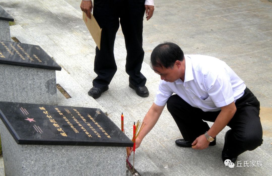 家族英雄将青春和热血洒在法卡山的邱谭安