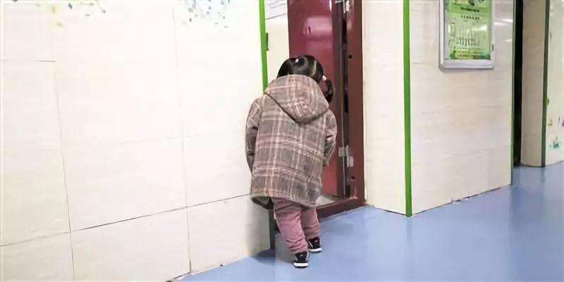 妈妈在上课小女孩罚站让人心疼教室门口一组照片感动网友眼眶湿润了