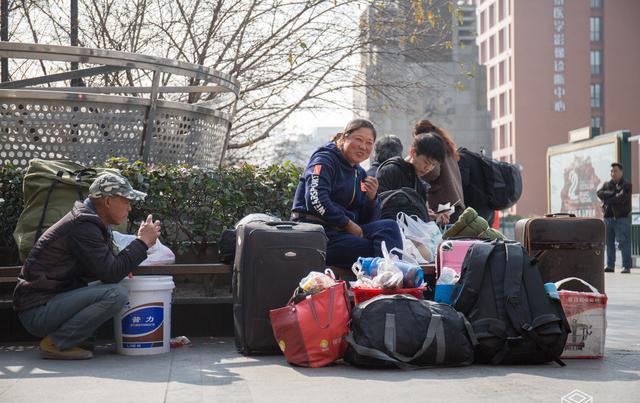 春运前夕 火车站又现农民工返乡大军 他们的这些行李承载太多感动