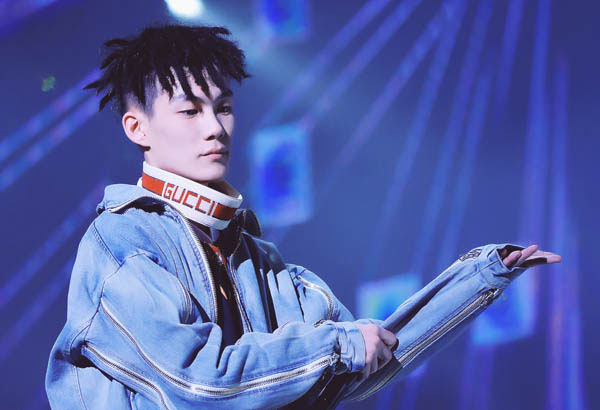 日前,有网友发布直播视频截图称,说唱歌手红花会贝贝在直播中疑似剁