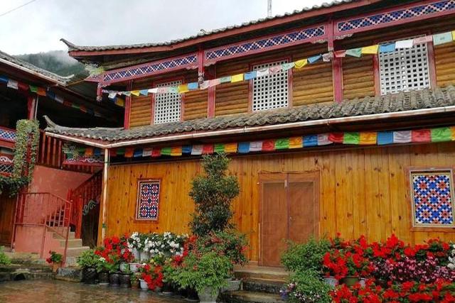 "摩梭族女性13岁行成丁礼,离开长辈和兄弟姊妹独居花楼,15岁便可走婚