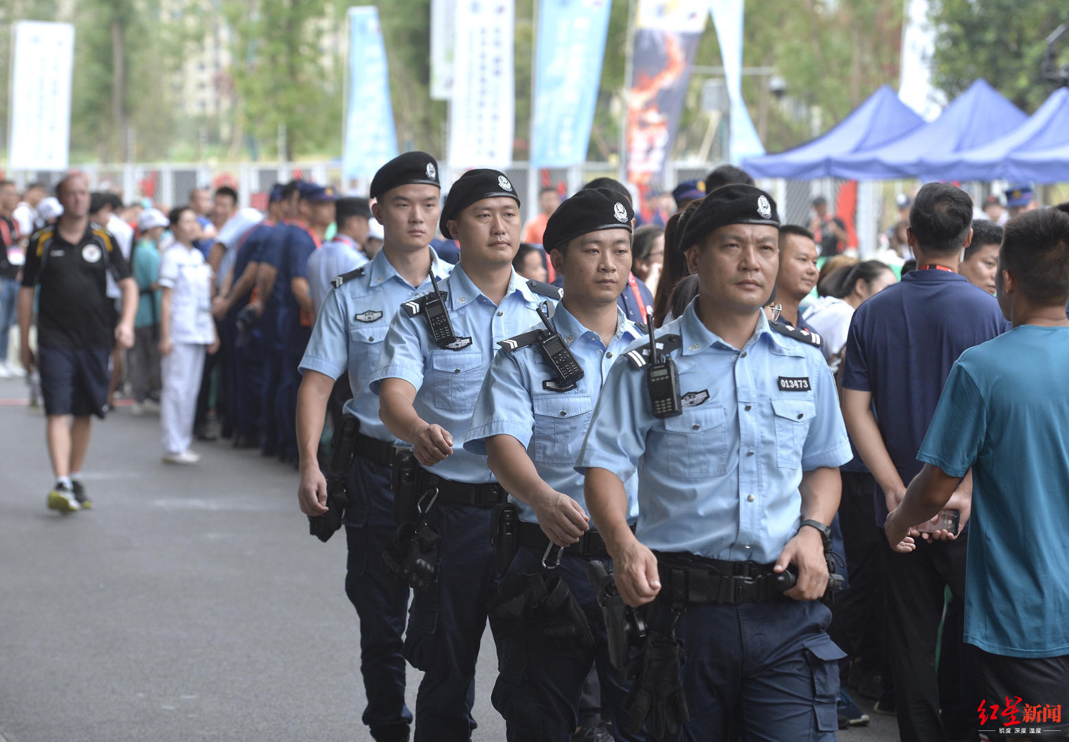 8月13日,天府新区消防百米障碍赛的场边,几名巡逻的ptu(警察机动部队