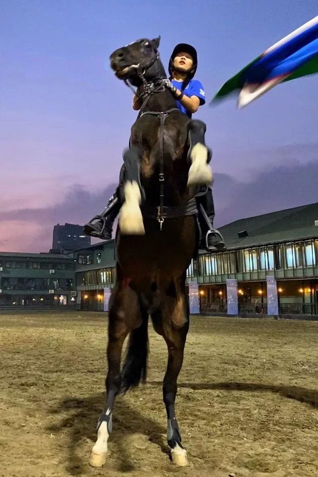 英姿飒爽:美女御马图__凤凰网