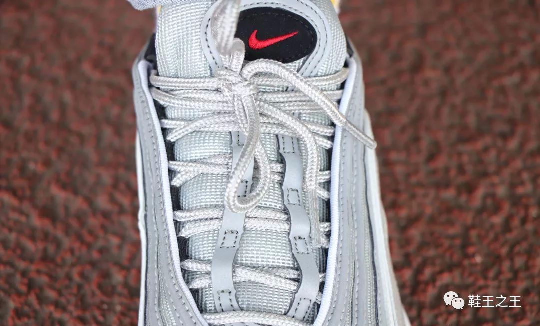 max 97使用的是隐藏式的鞋带设计,这也是这双鞋的一大亮点,系紧鞋带后