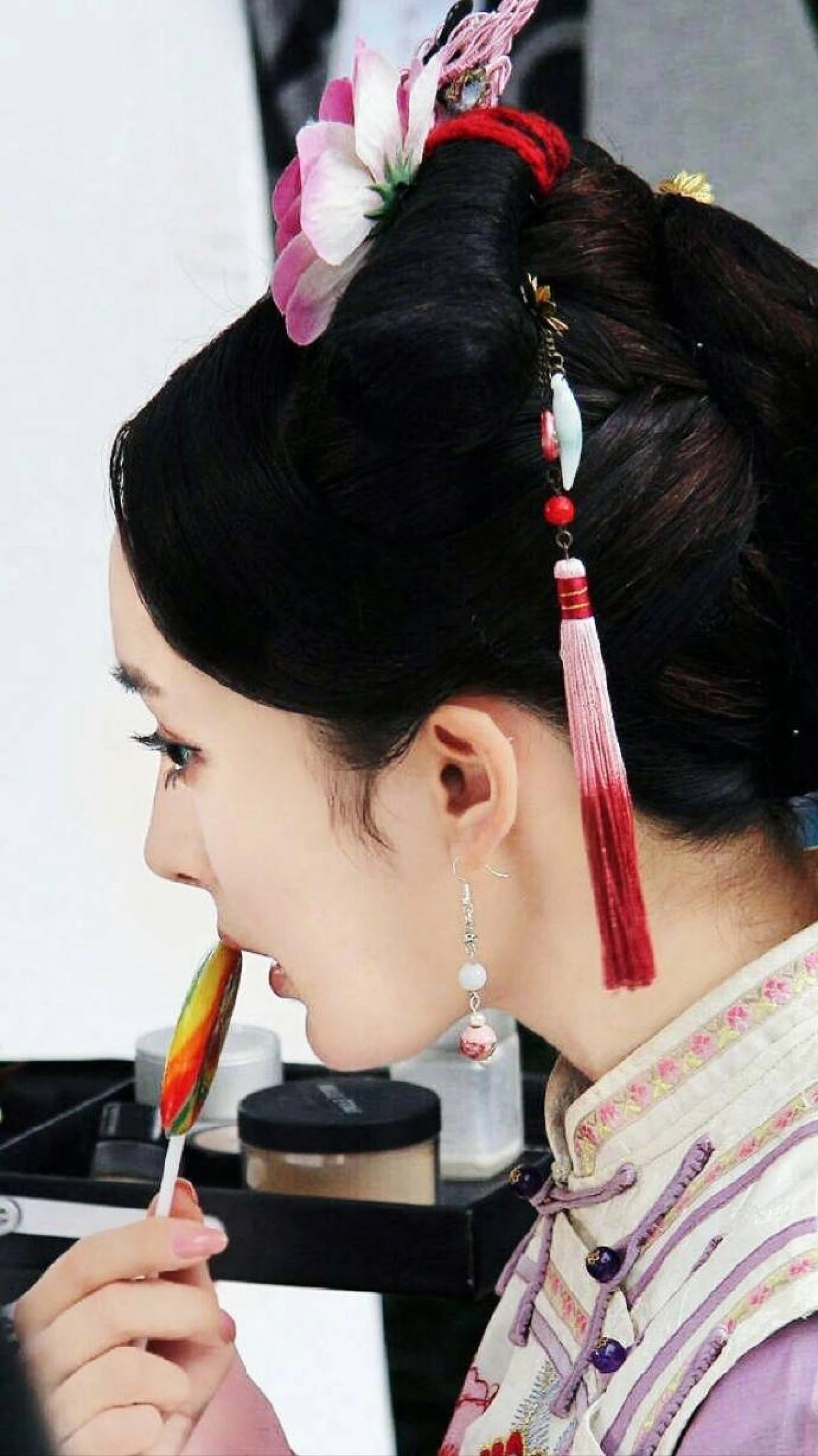 杨幂再穿清宫装温婉端庄,比当年活泼灵动的晴川还要美