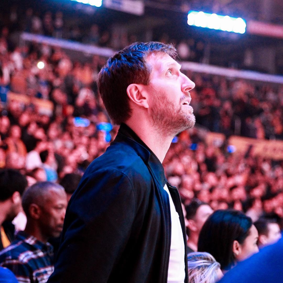 致敬传奇!独行侠官方晒诺维茨基在斯台普斯观战的照片