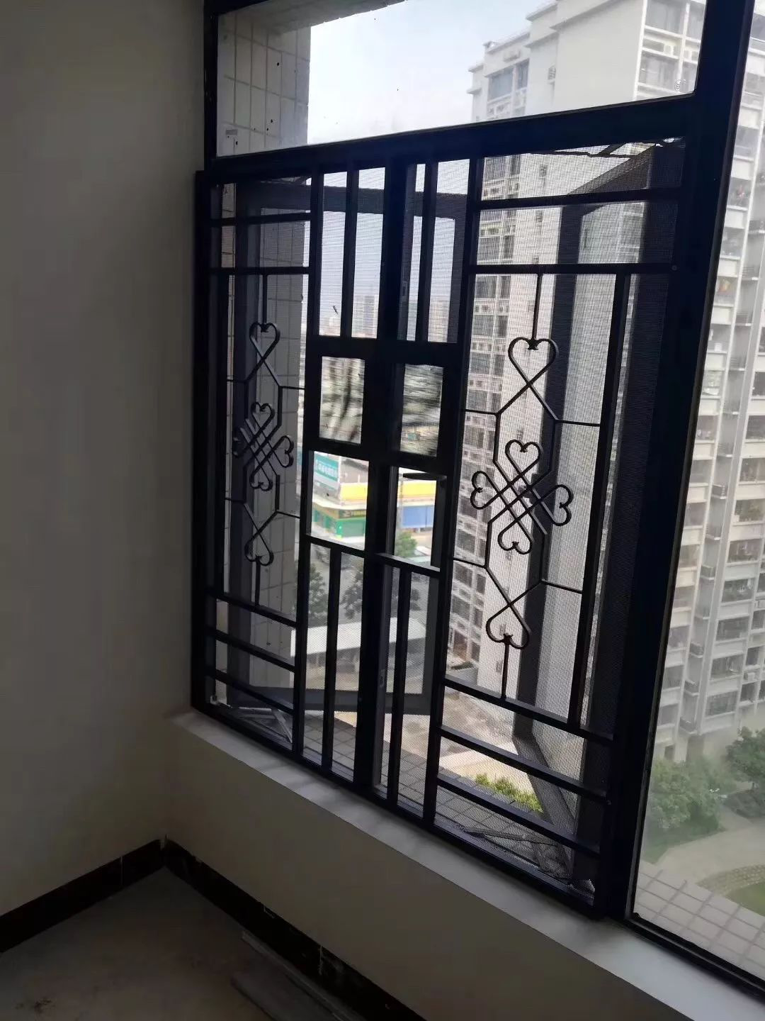 宝宝的安全受到了威胁东莞老师傅采用了断桥铝纱窗一体的窗完美地解决