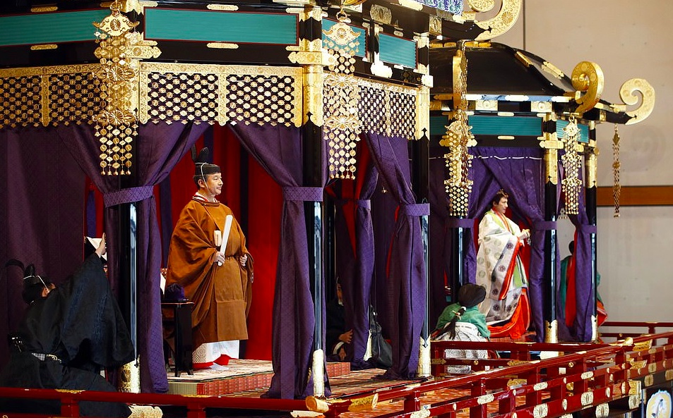 周二,在日本宫内最负盛名的"松之间"里,当锣声响起时,两名朝臣深深地