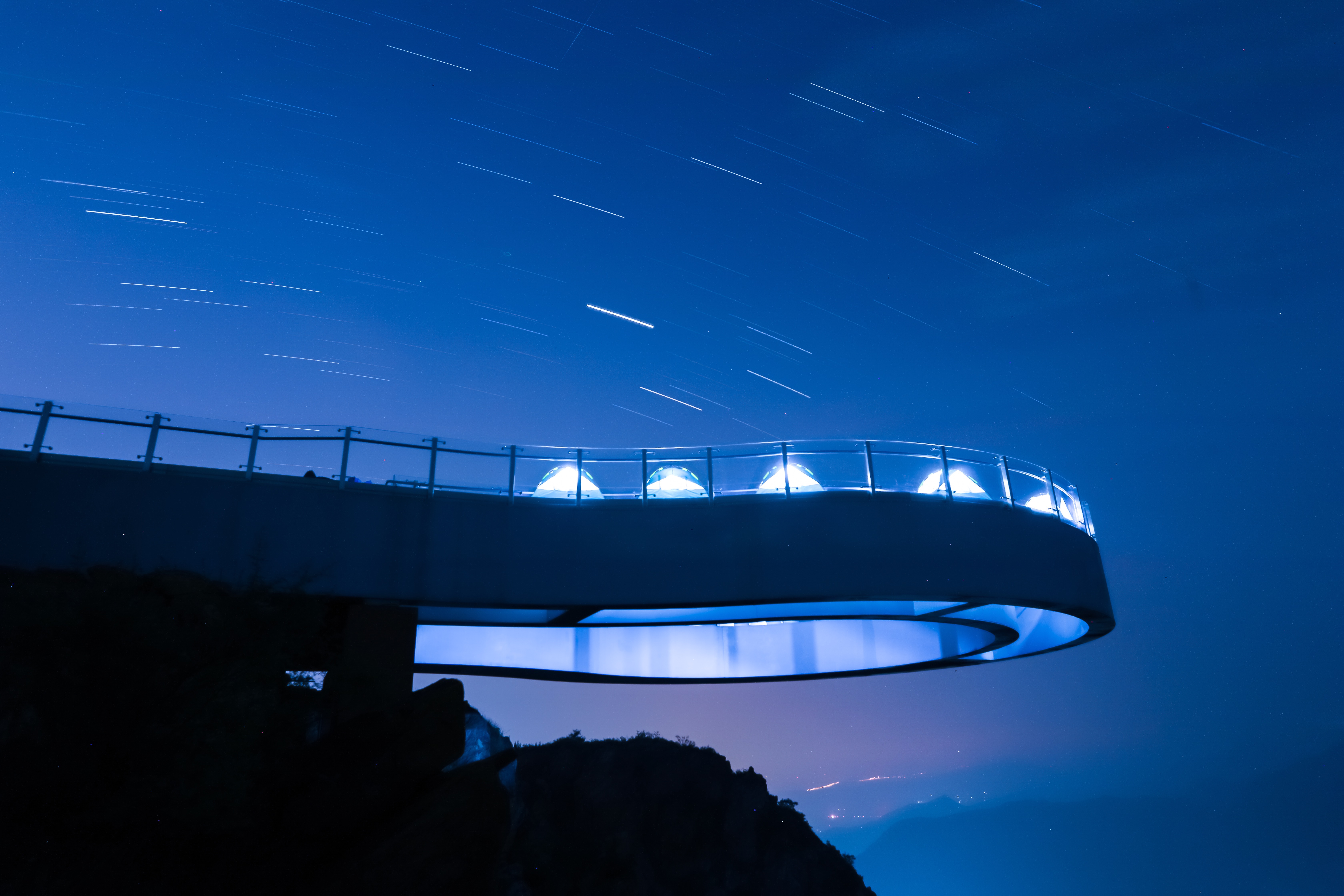 郑州多名驴友深夜高空露营 拍下浪漫星空__凤凰网