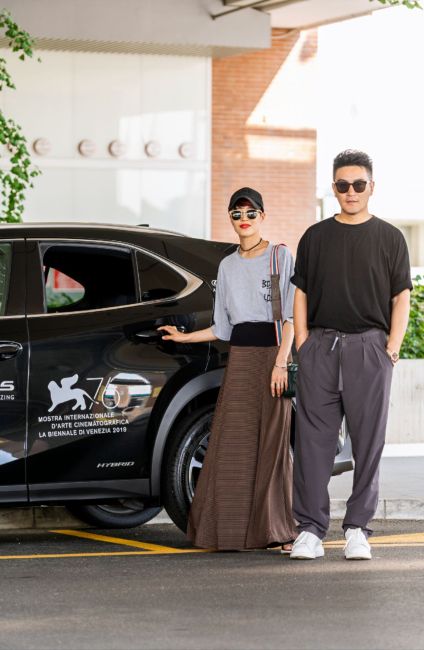 樊昊仑微博晒威尼斯电影节自拍照,华为手机贴中国国旗引网友点赞