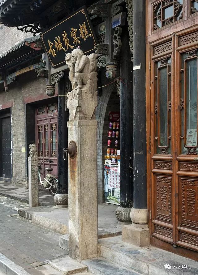 店铺的门板,早上开板的时候把它们卸下来,晚上关板的时候再给装上去.