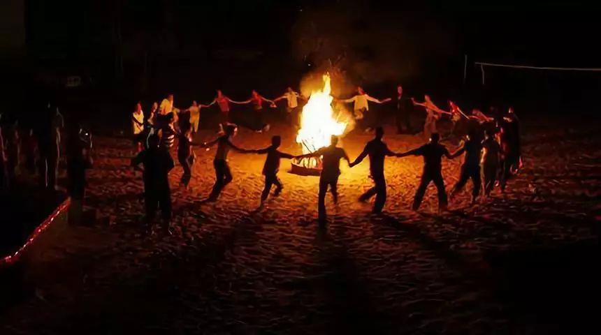 加斯东巴什拉火的节庆