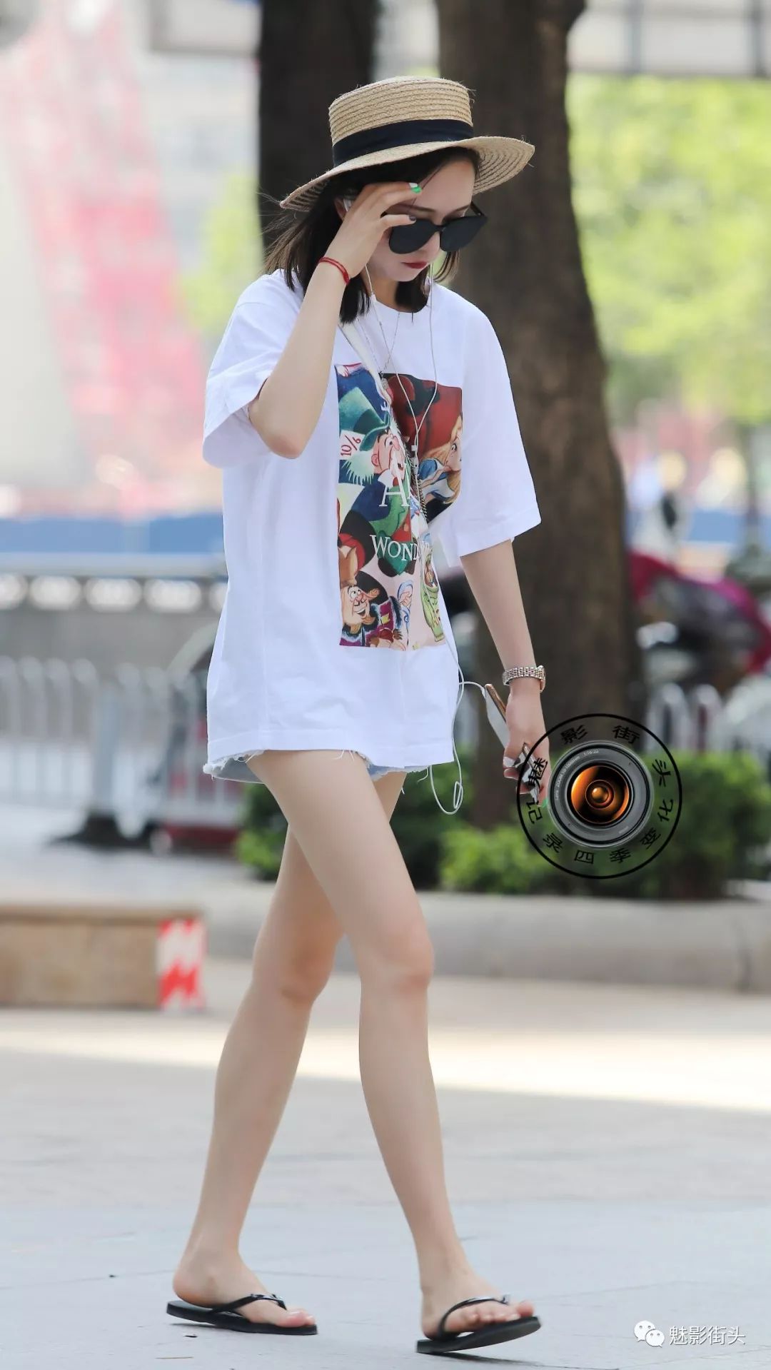 白色长款t恤搭配平底凉拖鞋下装消失显腿长穿出慵懒气息的随性美