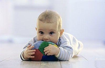 孩子总是要咬自己的衣服怎么回事 孩子爱咬衣服怎么办