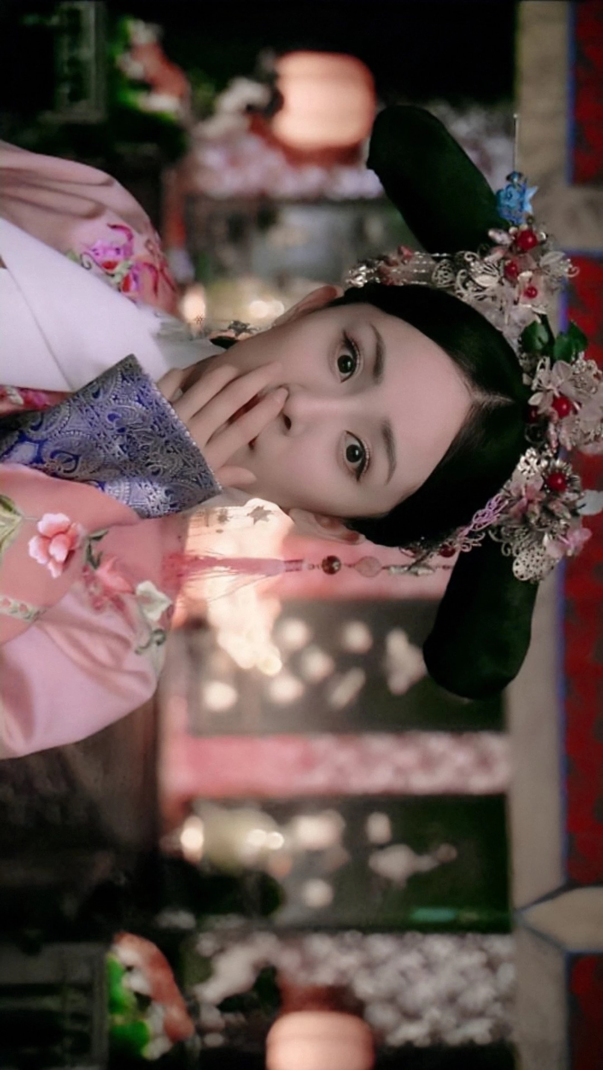 杨幂再穿清宫装温婉端庄,比当年活泼灵动的晴川还要美