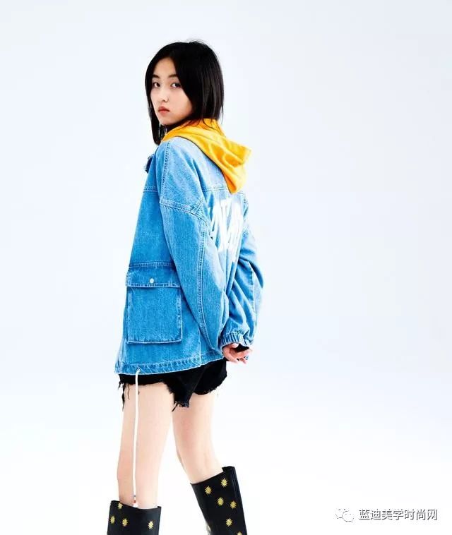 18岁的张子枫真长大了穿卫衣短裤配长筒靴秀一截美腿太吸睛