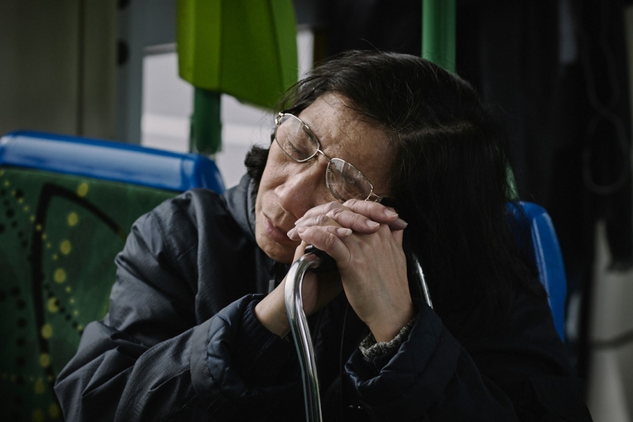 上班族的光影瞬息 捕捉地铁中的疲惫众生相