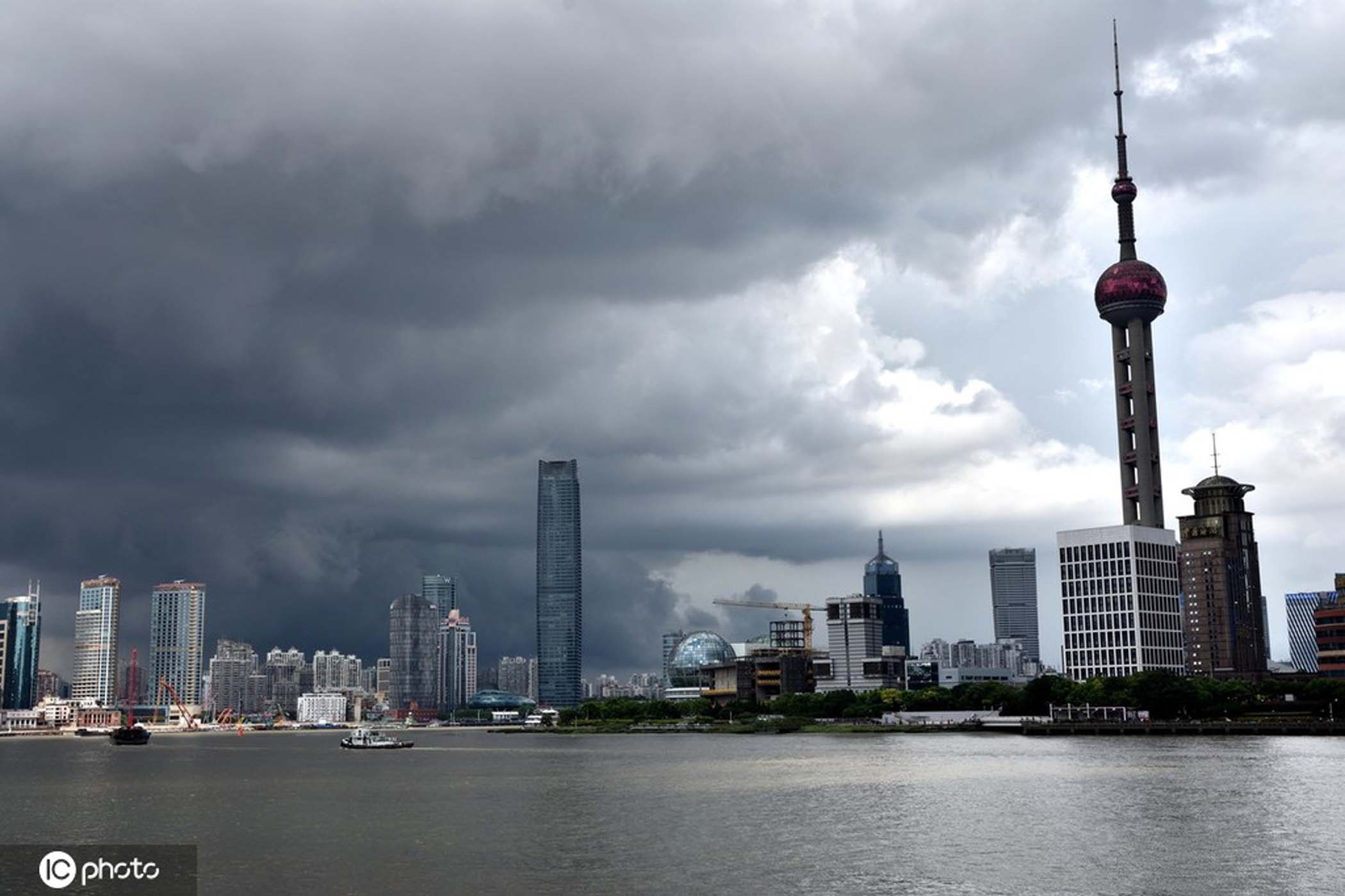 台风玲玲来临前上海外滩上空风云变幻