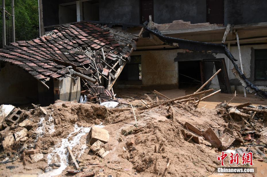 台风"玲玲"致杭州道路,电力设施损毁