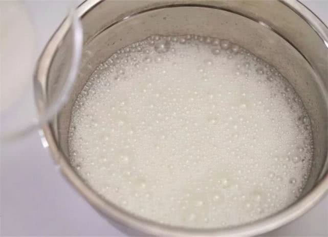 10,直至将蛋白打发至干性发泡状态即可(如图状态).