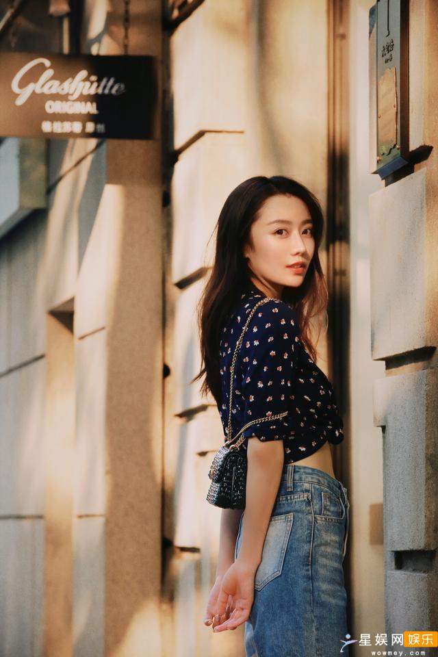 龙政璇最新气质街拍 独具温暖优雅魅力__凤凰网