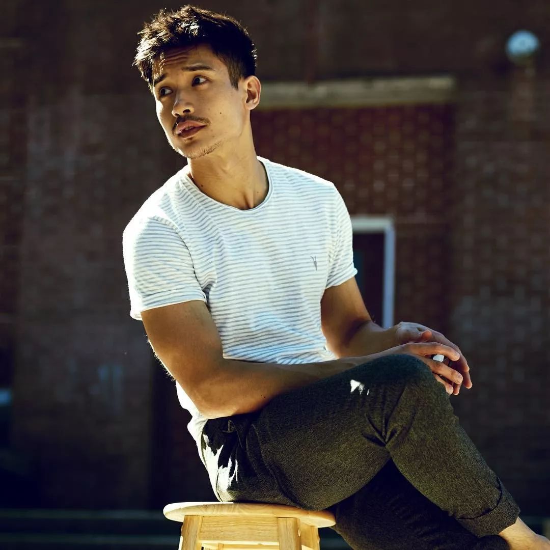 manny jacinto出生于菲律宾,父母都是地地道道的菲律宾人,但从小manny