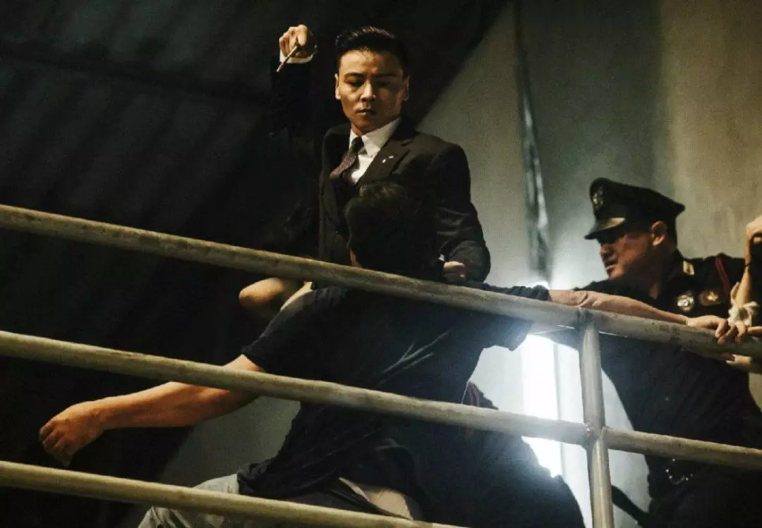 西装暴徒这个词汇,在国内被四处宣传的人物就是著名演员"张晋"了,他在