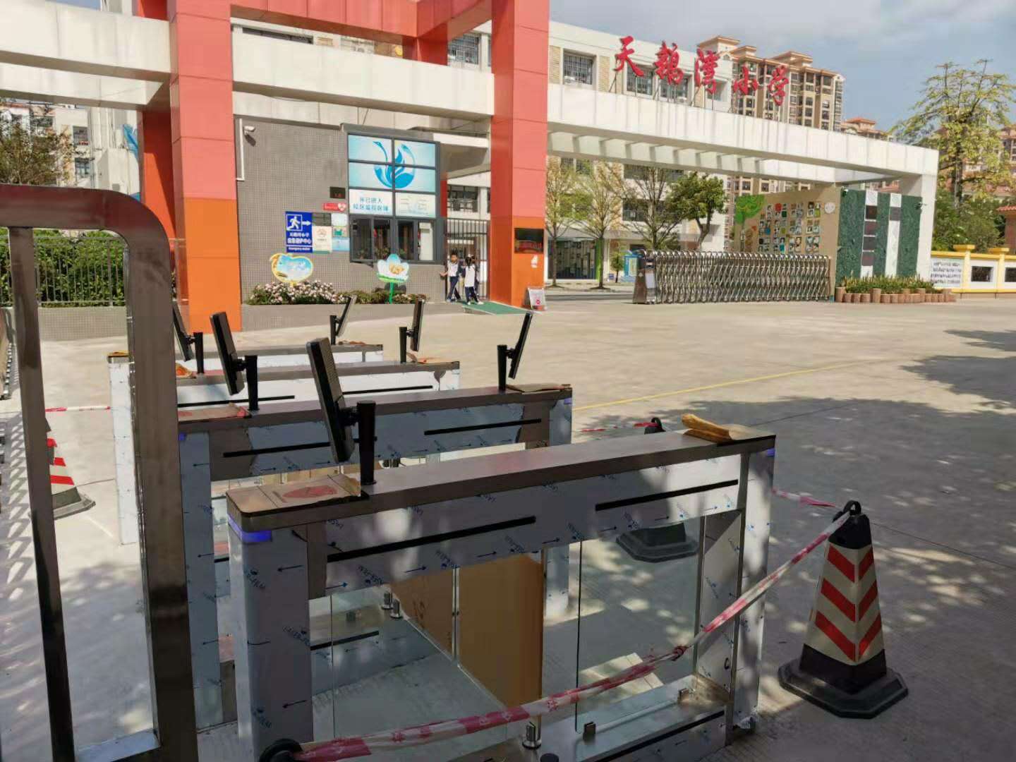 智慧城市:悦享生活,您需要智能人行通道管理系统